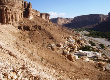 Wadi Do'an vallei - thuishaven van de Bin Laden clan (van Jemenitische afkomst), plaats van de aanslag op een Vlaamse groep toeristen in januari 2008
